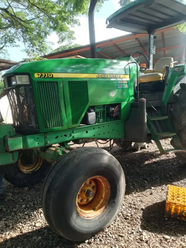 TRACTOR JOHN DEERE 7710 4X2 2004